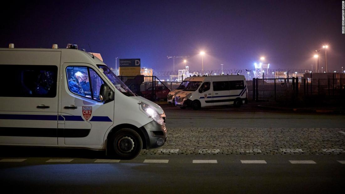 警察が救出作業に使われているカレー港のエリアを封鎖/Kiran Ridley/Getty Images