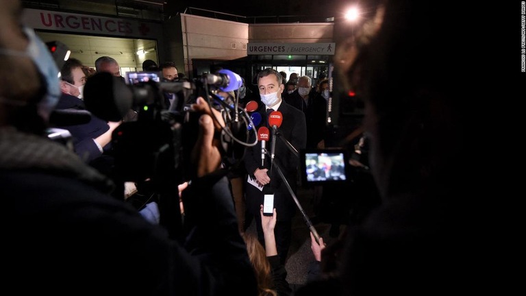 カレーの病院前で記者団に話をするダルマナン内相/Francois Lo Presti/AFP/Getty Images