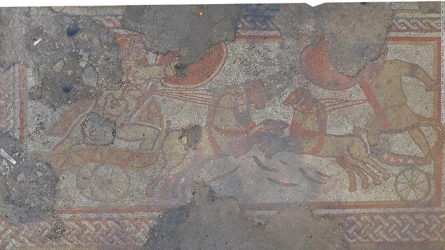 英国の農場で、古代ローマ時代の希少なモザイク画が発見された