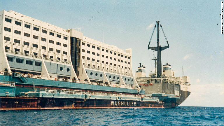 完成したホテルは重量物運搬船でグレートバリアリーフ海洋公園のジョンブリュワー礁まで運ばれた/Townsville Maritime Museum