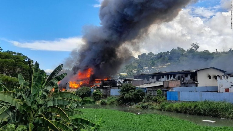 チャイナタウンの方向から火の手が上がる/Charley Piringi/AFP/Getty Images