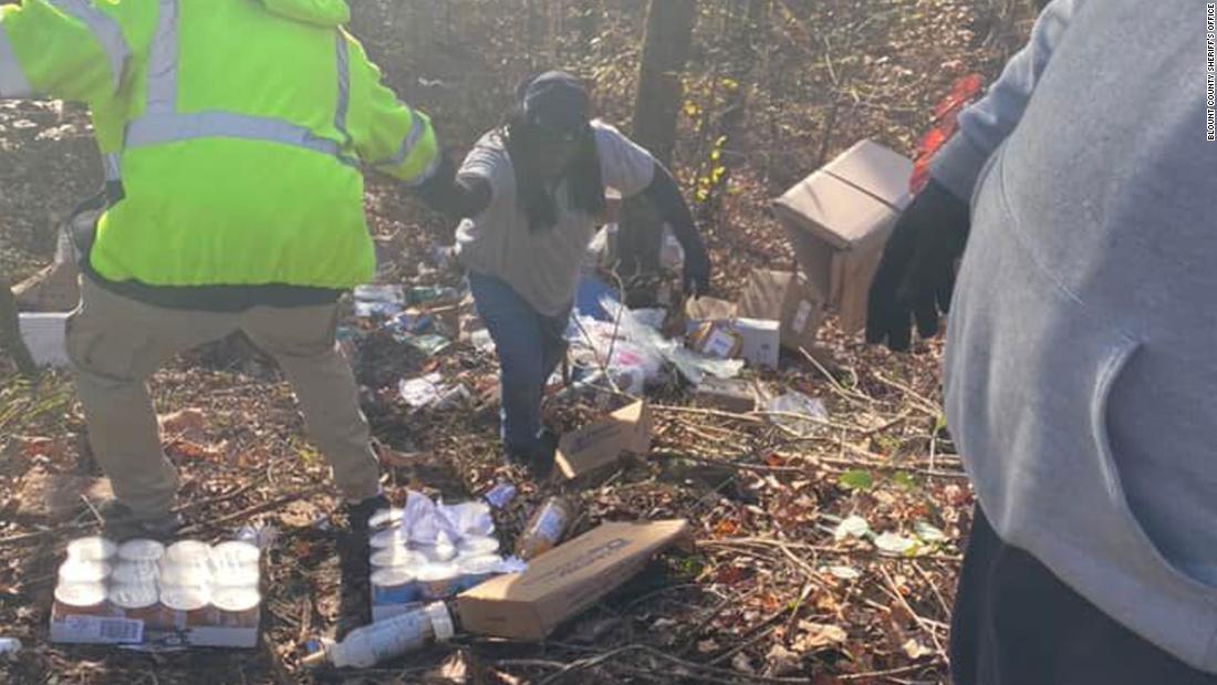 荷物の回収を行う作業員/Blount County Sheriff's Office