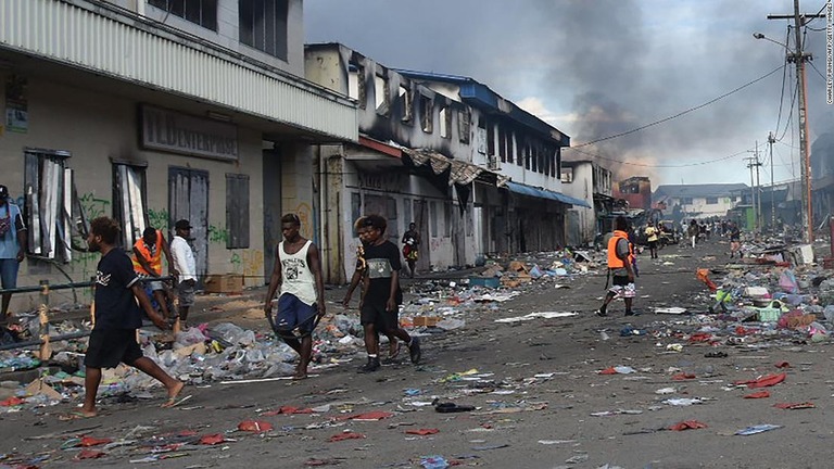 チャイナタウンを歩く人々＝２６日/Charley Piringi/AFP/Getty Images