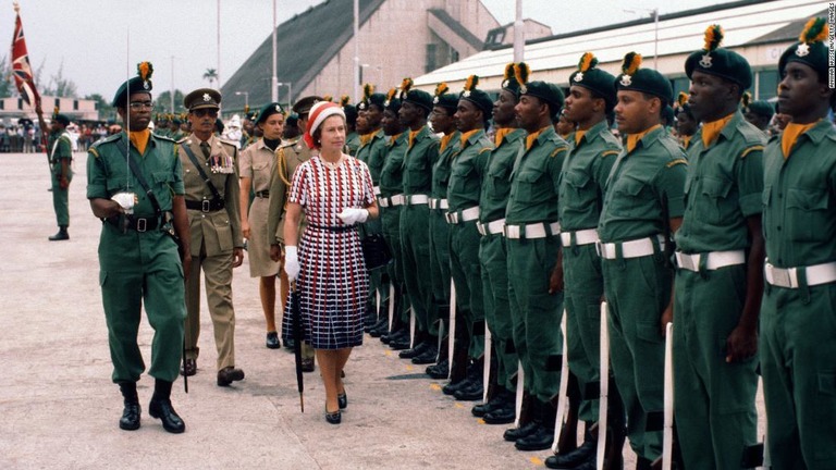 １９７７年１０月にバルバドスを訪問したエリザベス女王/Anwar Hussein/Getty Images