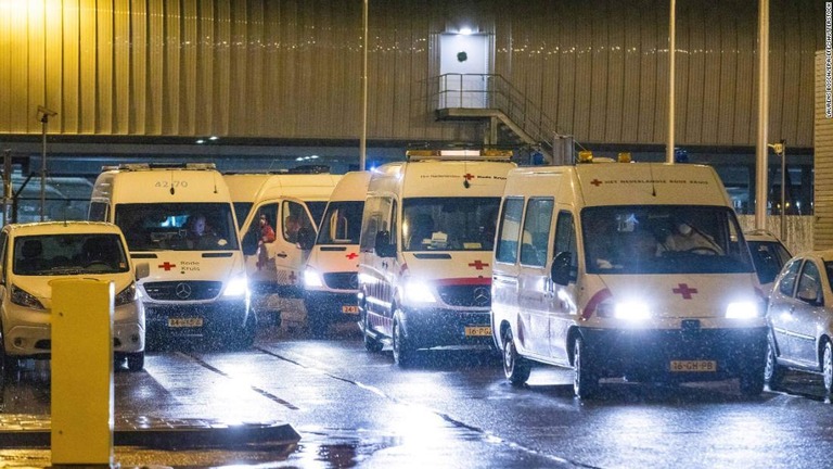 南アフリカからの渡航者で新型コロナウイルスの陽性者を隔離施設へ搬送する救急車両＝２７日、オランダ/Laurens Bosch/EPA-EFE/Shutterstock