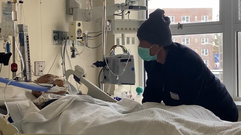 病院のベッドに横たわる襲われたアジア人女性（左）/Courtesy Yihung Hsieh
