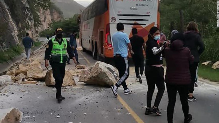ペルー国家警察は高速道路警察と共同で、落石を除去するためのパトロールを行っている/National Police of Peru/Twitter