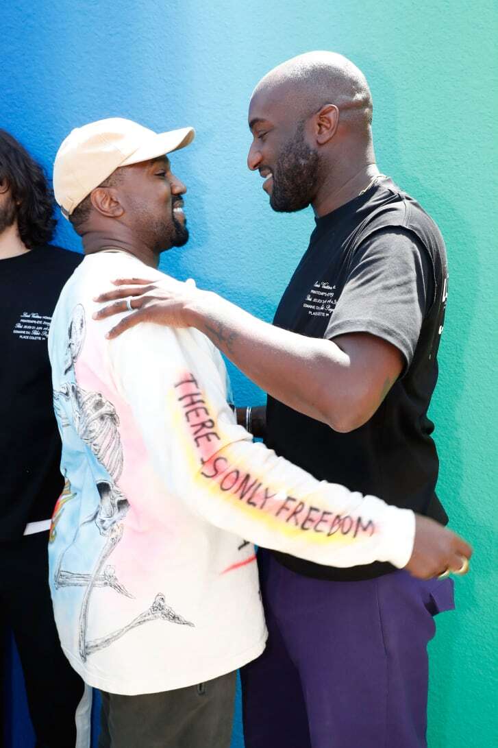 メンズウェアのファッションショーで抱き合うヴァージル・アブロー氏とカニエ・ウェストさん=2019年6月、フランス・パリ/Bertrand Rindoff Petroff/French Select/Getty Images