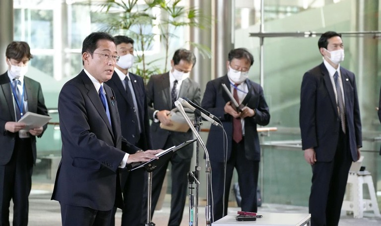 首相官邸でオミクロン株の水際対策を説明する岸田首相＝２９日/Kyodo News/Getty Images