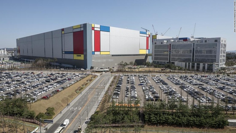 最新の生産ラインを備えたサムスン電子の半導体工場＝韓国・平沢市/Jean Chung/Bloomberg/Getty Images