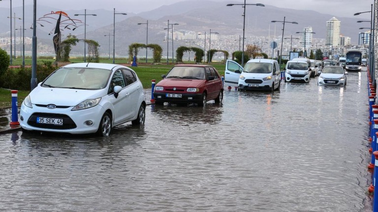 暴風雨のため冠水した西部イズミル・コナック区の広場の道路/Mehmet Emin Menguarslan/Anadolu Agency/Getty Images