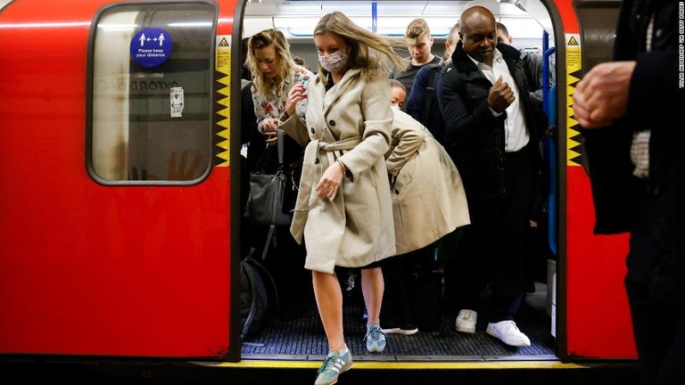 英ロンドンの地下鉄を利用する人々。マスクを着用する人の姿も/Tolga Akmen/AFP via Getty Images