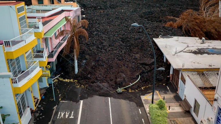 住宅街に流れ込む溶岩＝１１月２９日、カナリア諸島のラパルマ島/Emilio Morenatti/AP