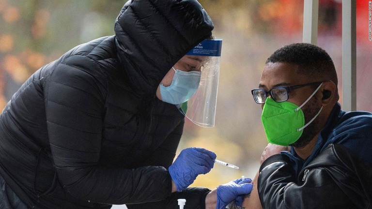 米首都ワシントンの公園内でワクチン接種を受ける男性/Jim Watson/AFP/Getty Images