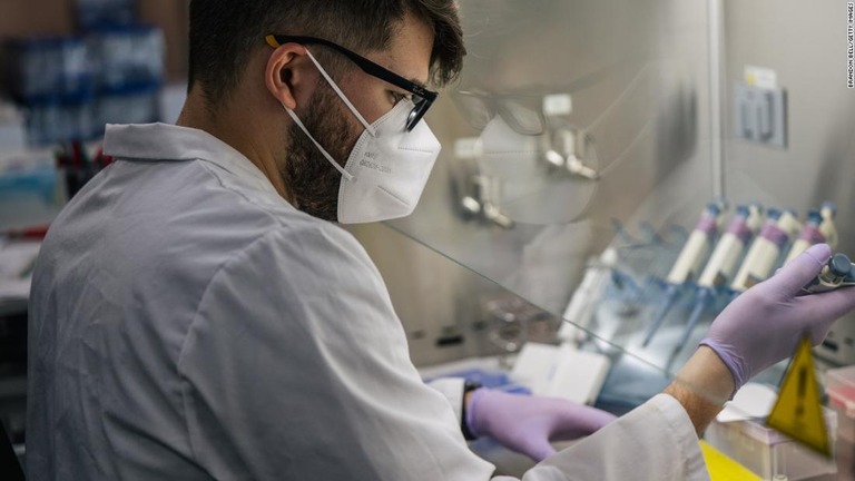 米テキサス州の研究施設で新型コロナウイルスのサンプルを分析する検査技師/Brandon Bell/Getty Images