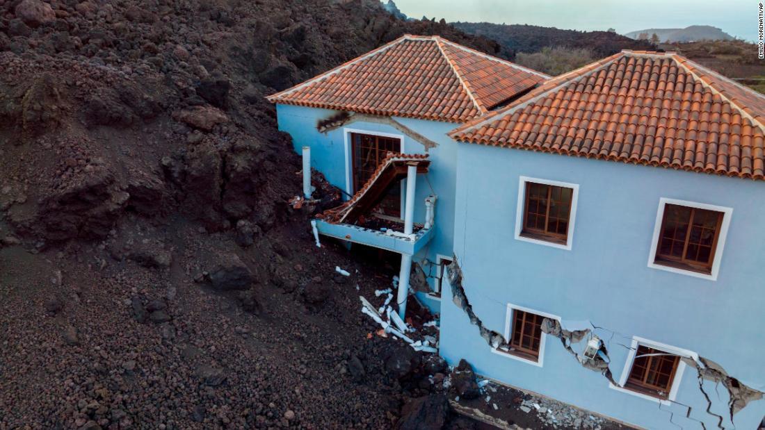 溶岩によって破壊された家＝１月３０日、スペイン領ラパルマ島/Emilio Morenatti/AP