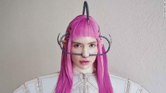 アダムスの語るところによれば、グライムスの写真は「彼女のスタジオで」撮影された
