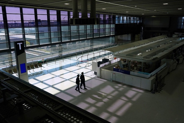 成田空港のチェックインエリア＝１１月３０日/Toru Hanai/Bloomberg/Getty Images