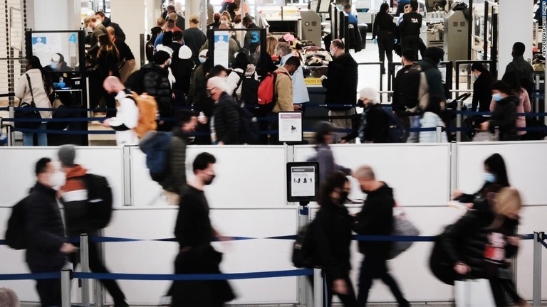 米ニューアーク空港を利用する旅行客ら/Spencer Platt/Getty Images