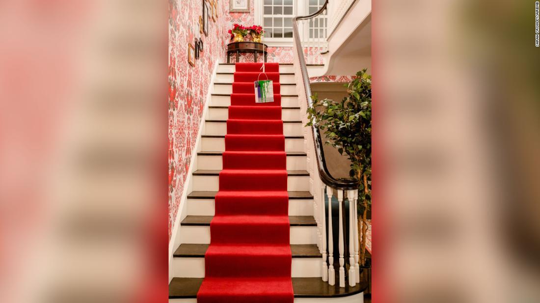階段の上につるされた塗料の缶/Sarah Crowley/Airbnb