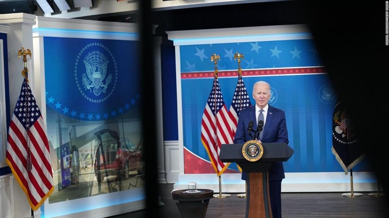 演説を行うバイデン米大統領＝１日、米ホワイトハウスの南裁判所講堂/MANDEL NGAN/AFP/Getty Images