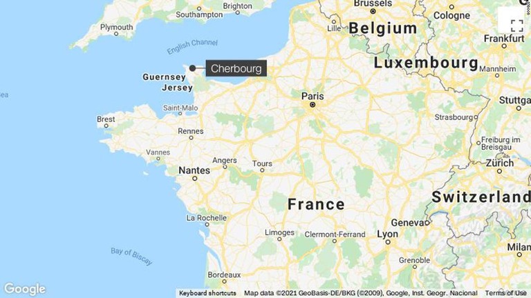 フランス西部シェルブールで忍者の格好をした男が刀剣で女性警官を襲撃/Google