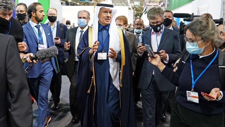 サウジアラビアのエネルギー相、アブドルアジズ・ビン・サルマン王子（写真中央）＝英国グラスゴー/Jane Barlow/PA Images/Getty Images
