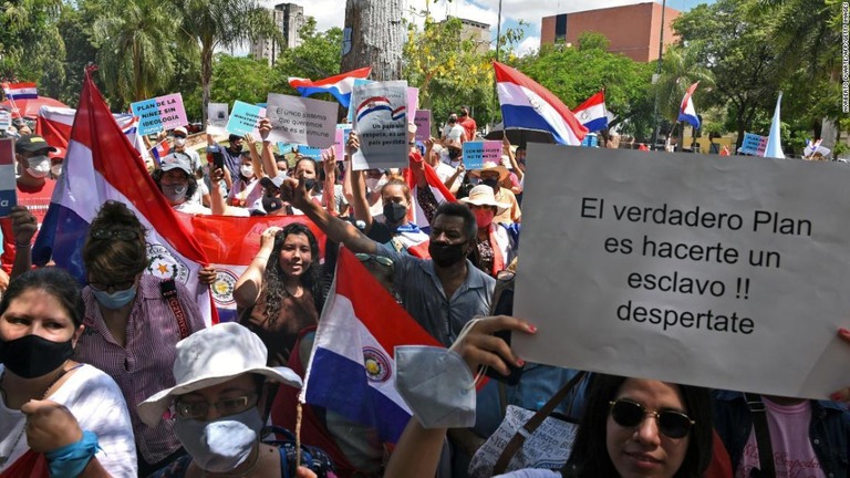 昨年議会の外で行われた若年層向けの取り組みを訴えるデモ/Norberto Duarte/AFP/Getty Images