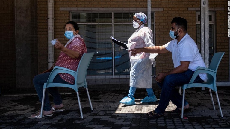 ヨハネスブルクの研究施設で新型コロナウイルスの検査の順番を待つ人々/EMMANUEL CROSET/AFP/AFP via Getty Images
