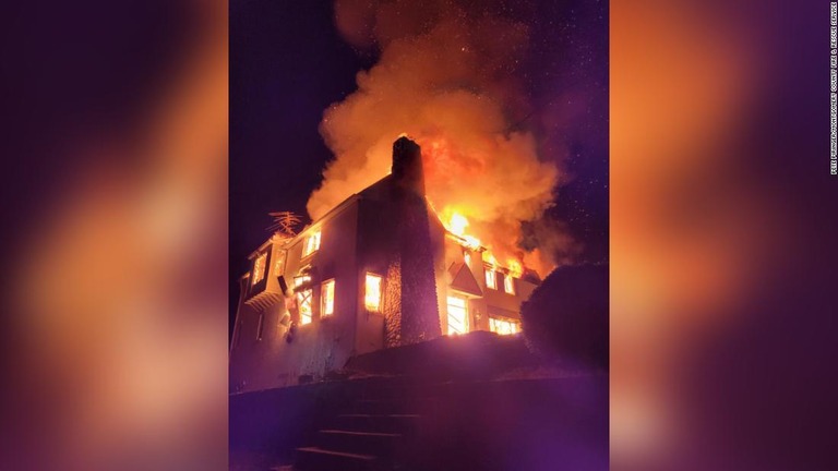 ヘビをいぶり出そうとする過程で火災が発生し、家屋全体に燃え広がった/Pete Piringer/Montgomery County Fire & Rescue Service