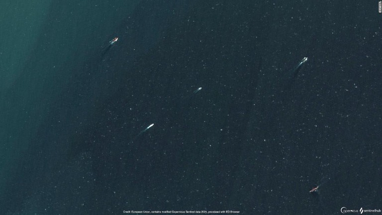 専門家が分析した台湾海峡の衛星画像。左側下方の艦船が浮上した中国軍の原潜だという/Sentinel