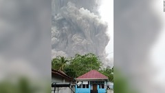 インドネシアで火山噴火　死者１人、３００世帯が避難