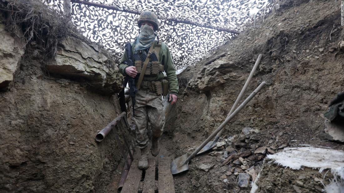 偽装網の下を移動するウクライナ軍兵士＝３日、ウクライナ・ドネツク地域近郊/Andriy Dubchak/AP
