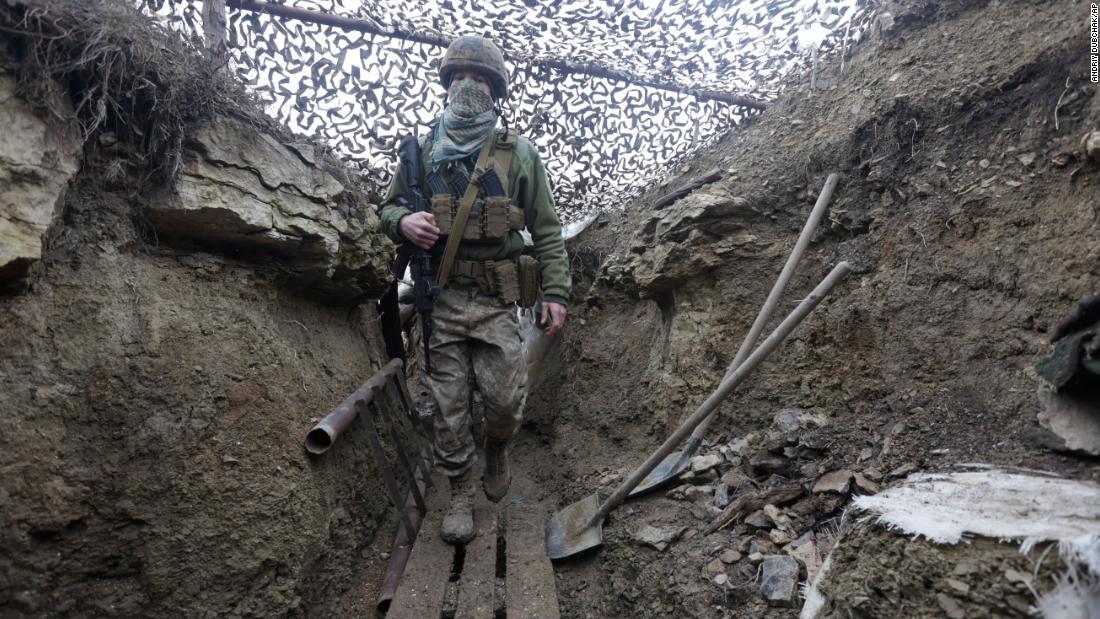 偽装網の下を移動するウクライナ軍兵士=3日、ウクライナ・ドネツク地域近郊/Andriy Dubchak/AP