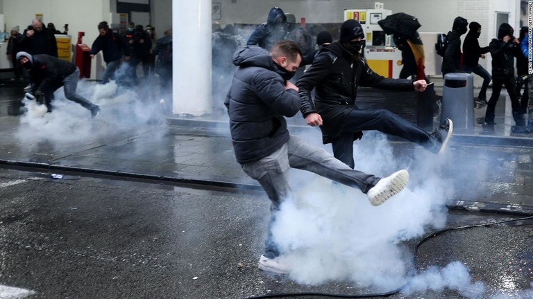 新型コロナウイルス対策の規制をめぐりデモ隊と警官が衝突した＝５日、ベルギー首都ブリュッセル/Kenzo Tribouillard/AFP/Getty Images