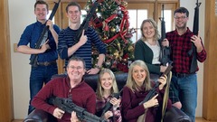 米議員が一家で銃持つ写真投稿、サンタに銃弾お願い　銃撃事件の遺族から批判の声