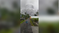 インドネシアで火山噴火　死者１４人に、１３００人が避難