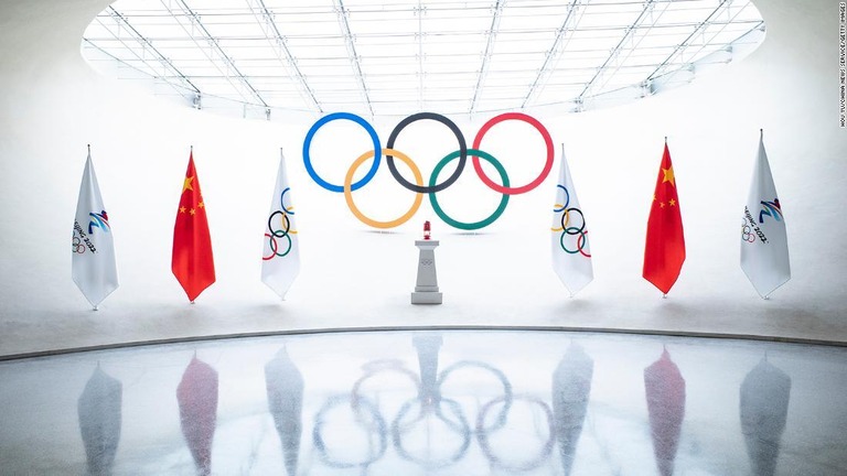 北京オリンピックタワーに展示されている聖火/Hou Yu/China News Service/Getty Images
