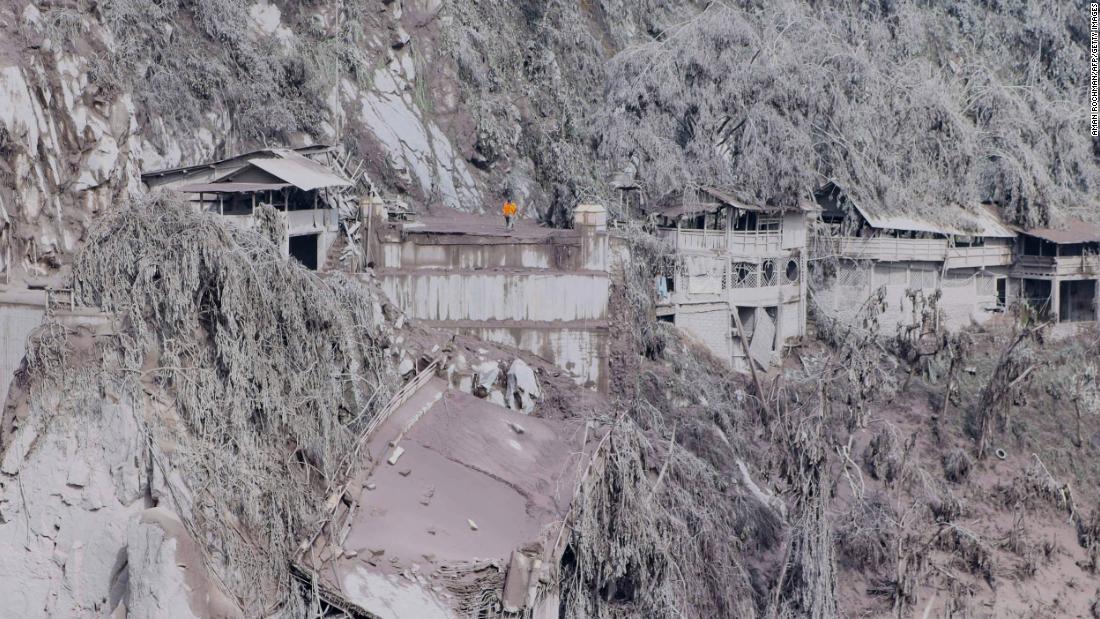 スメル山斜面に建つ家屋や木々は火山灰に覆われている/Aman Rochman/AFP/Getty Images