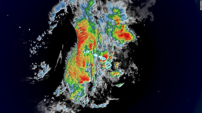 ハワイ諸島上空を覆う雨雲の様子を示した衛星画像/CNN Weather