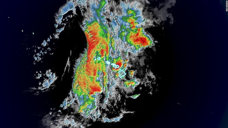 ハワイ諸島上空を覆う雨雲の様子を示した衛星画像/CNN Weather