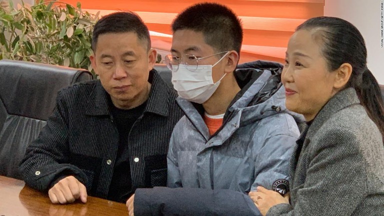 誘拐によって引き離された中国の親子が１４年ぶりの再会を果たした/Visual China Group/Getty Images