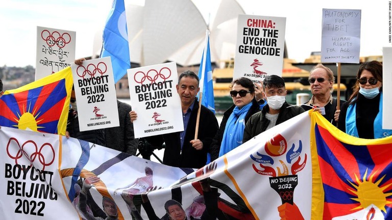 チベットの旗などを掲げ、シドニーで北京冬季五輪のボイコットを訴えてデモを行う人々/Saeed Khan/AFP/Getty Images