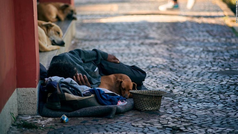 歩道で横たわるホームレスの男性＝５月３日、ブラジル・サンパウロ/Igor do Vale/Sipa USA/AP