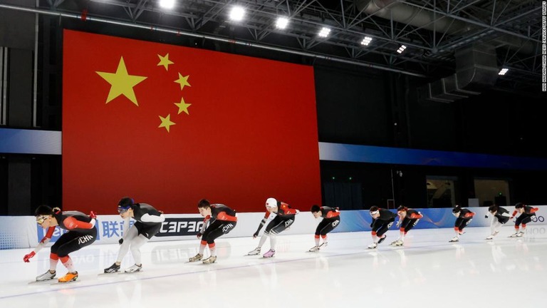 北京五輪のためのトレーニングを行うスピードスケートの選手ら＝３日、北京/Han Haidan/China News Service/Getty Images