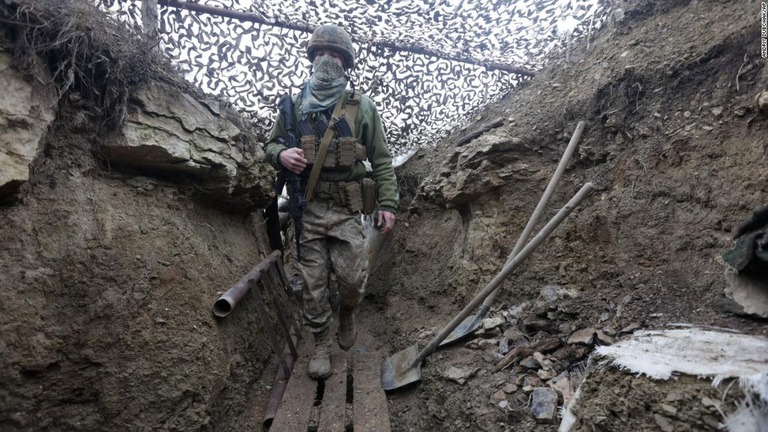 塹壕（ざんごう）の中のウクライナ兵＝３日、ウクライナ・ドネツク地方/Andriy Dubchak/AP
