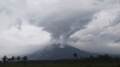 インドネシア火山噴火　死者３４人に、生存者の捜索活動続く