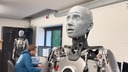 人型ロボットが「お目覚め」、リアルな表情がネット上で拡散