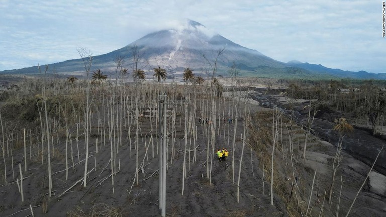 噴火の影響を受けた地域。救助ボランティアは遺体袋を運んでいる＝７日、インドネシア/Willy Kurniawan/Reuters