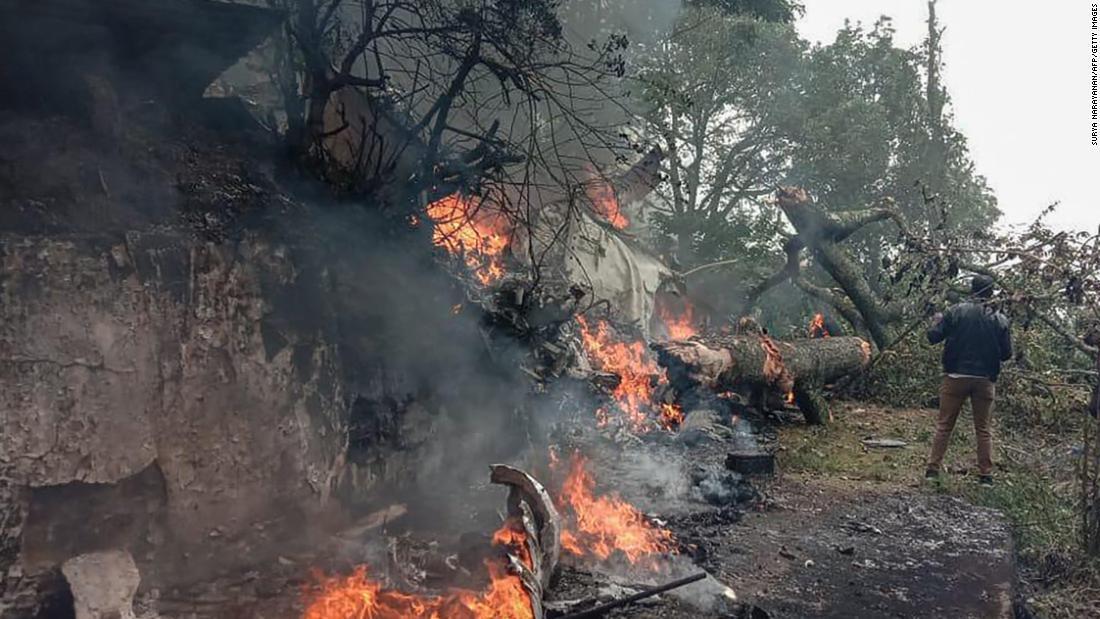 墜落現場では火災が発生した/Surya Narayanan/AFP/Getty Images